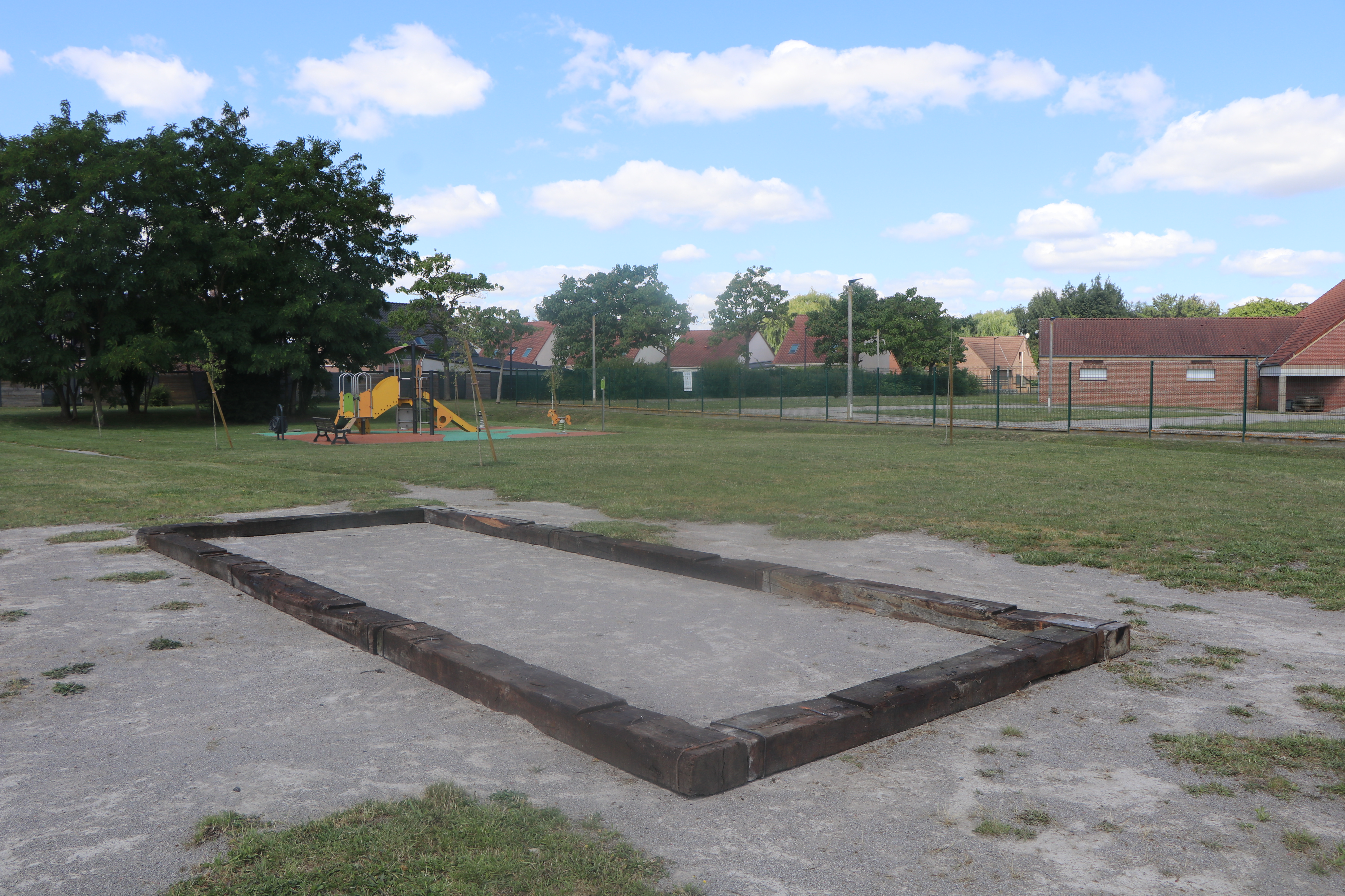terrain de pétanque derrière Robespierre